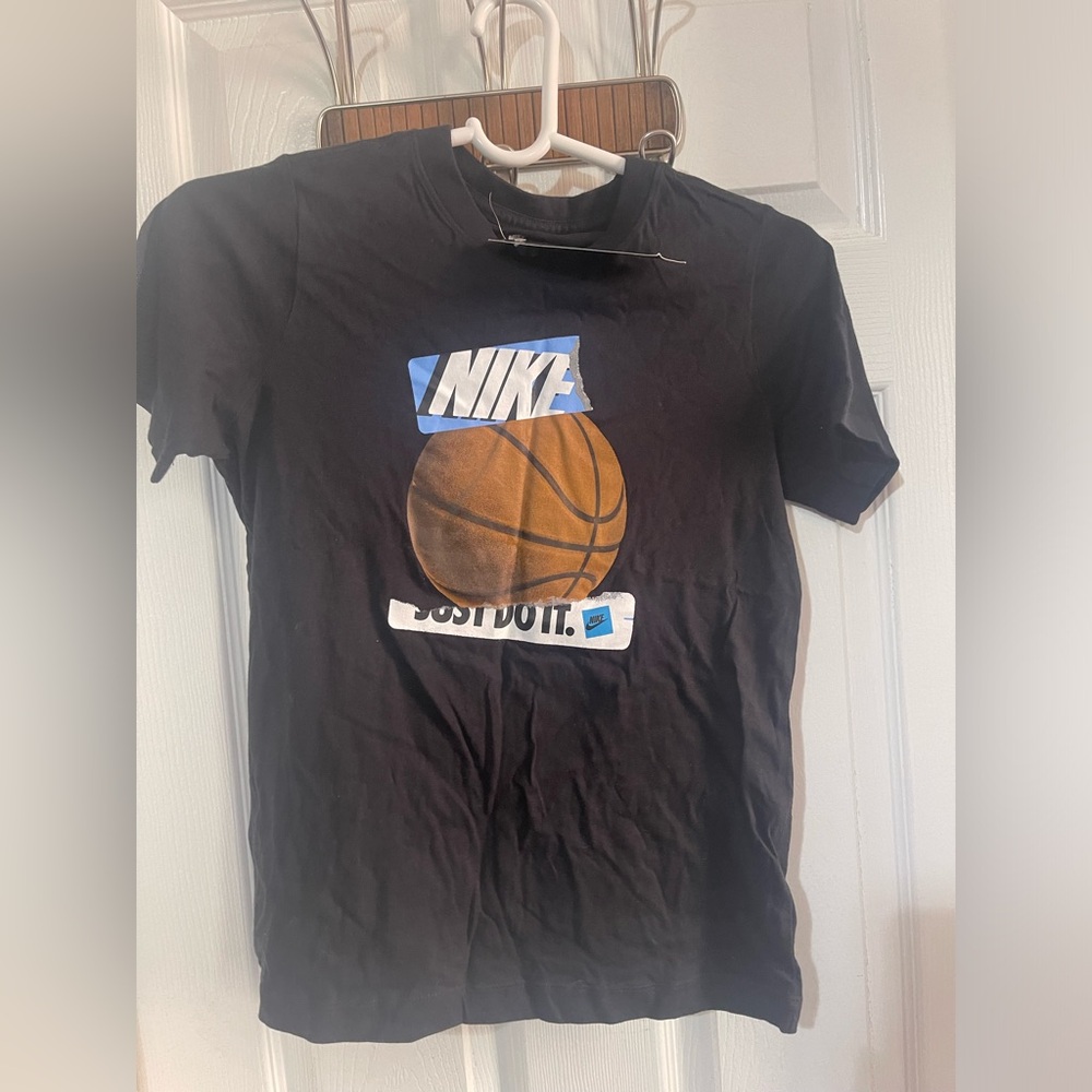 NWT Black / Brown / White - Nike Kids Tee M very cute with the basketball on tee